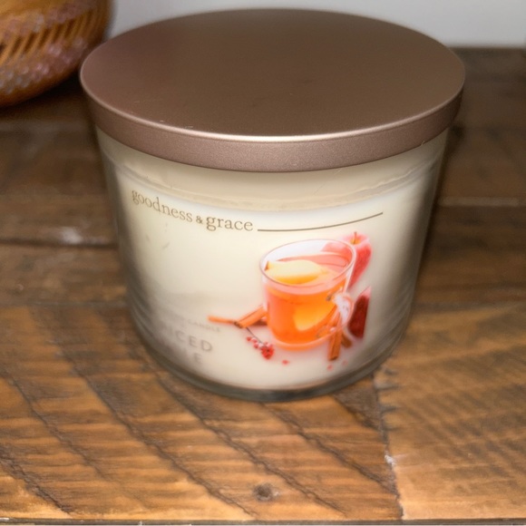 goodness & grace Spiced Apple Candle - Picture 3 of 7